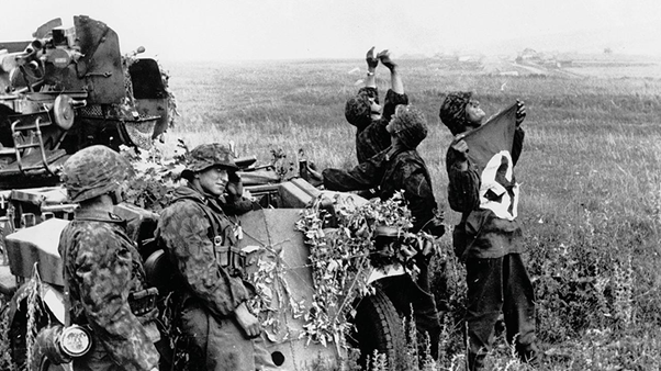 10/ Lammerding a préparé un plan d’éxecutions avec ses officiers SS et la complicité de la milice. Vers 13 heures, environ 200 Waffen SS commandés par le capitaine Kahn se mettent en route vers Oradour.