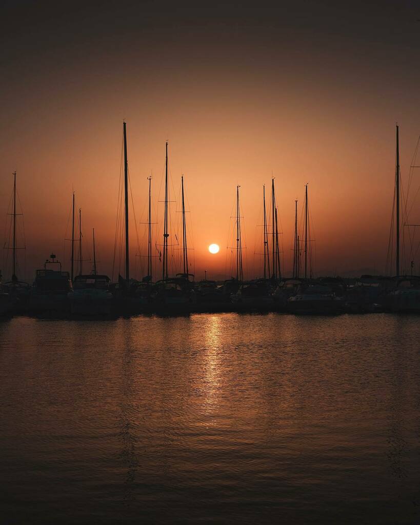 Never miss a sunset 🌅.

#tramontitaliani #marinadicapitana #lamarina #boatsatsunset  #estate2020☀️ #chasingthesun #chasingsunsets #sunreflection #igers_cagliari #ig_italia instagr.am/p/CENFY8RBuCR/