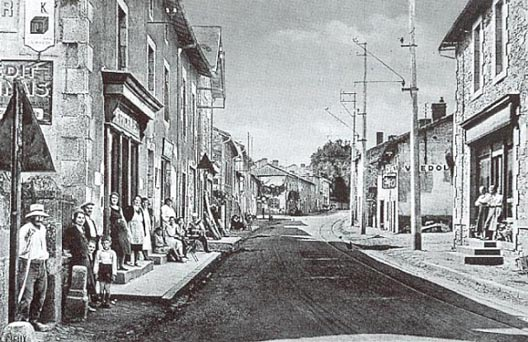 9/ Oradour est alors une commune animée, avec commerces, artisans et écoles. Le recensement de 1936 y a comptabilisé près de 1600 habitants mais le bourg accueille également des réfugiés, des juifs et des étrangers ayant fui les persécutions.