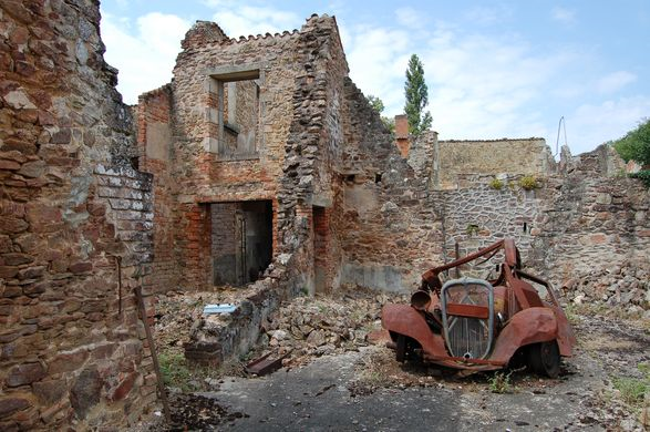 18/ … affluèrent vers les parties de l'église où l'air était encore respirable. C'est ainsi que la porte de la sacristie fut enfoncée sous la poussée irrésistible d'un groupe épouvanté (…). Les Allemands abattirent sauvagement ceux qui venaient y chercher refuge.