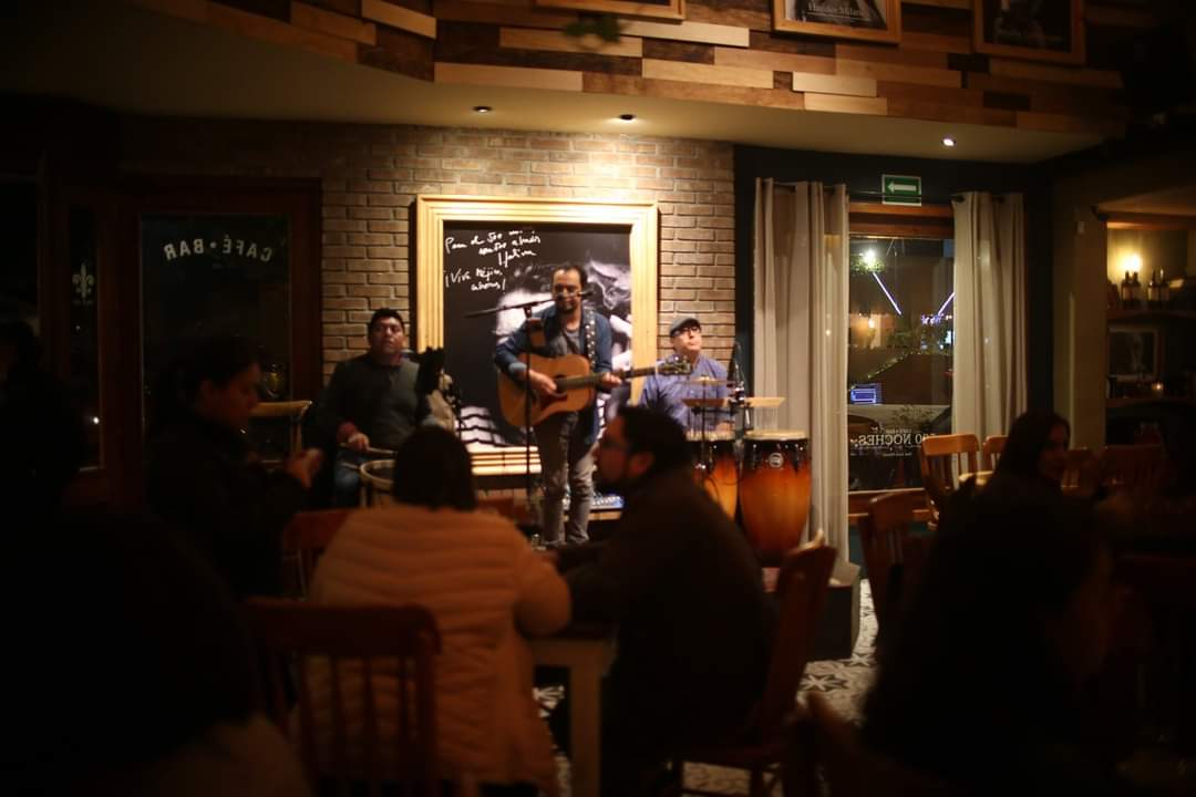 Música, sabores, vino y compañía. Seguimos trabajando con nuestro protocolo de #MesaSegura. 
Reserva tu lugar aquí_ bit.ly/31BceEb /4779133829
 #500noches #músicaenvivo #servicioparallevar #vinosytapas #cafebar #músicaquecura #MúsicaEnVivoTodosLosDías