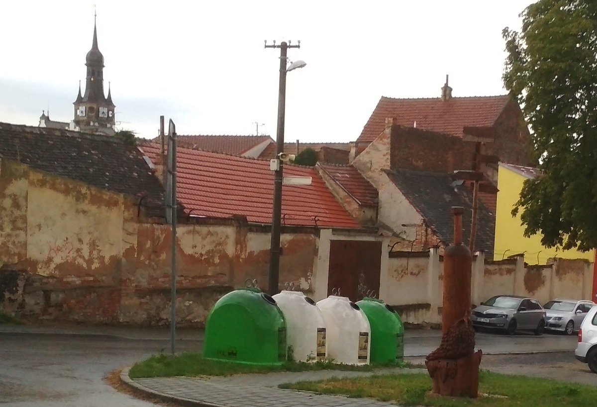 medicka's tweet photo. Morava. Žádné plasty, papír, kov...Bílé a barevné sklo! https://t.co/ClNiVuPtTa