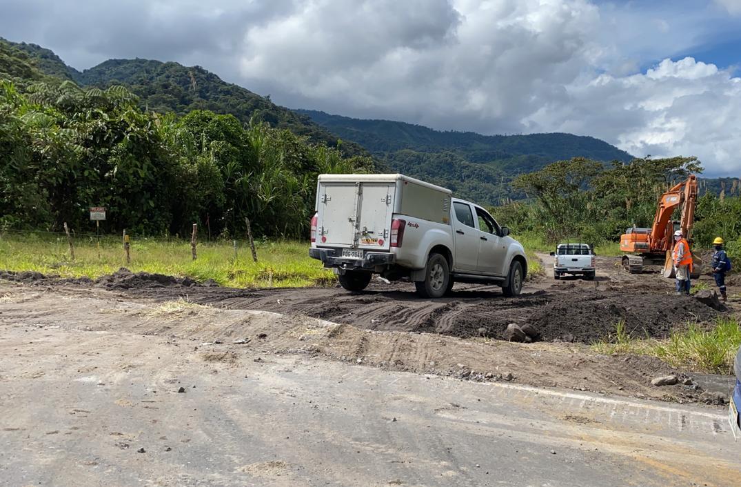 martinezjg's tweet photo. Dispuse que se habilite una variante provisional en el km 66 de la vía "Y" de Baeza - Lago Agrio, sector El Reventador y ya está lista, tenemos movilidad por esta arteria vial que conecta Pichincha con Napo y Sucumbíos. https://t.co/7RrT3GTvIg