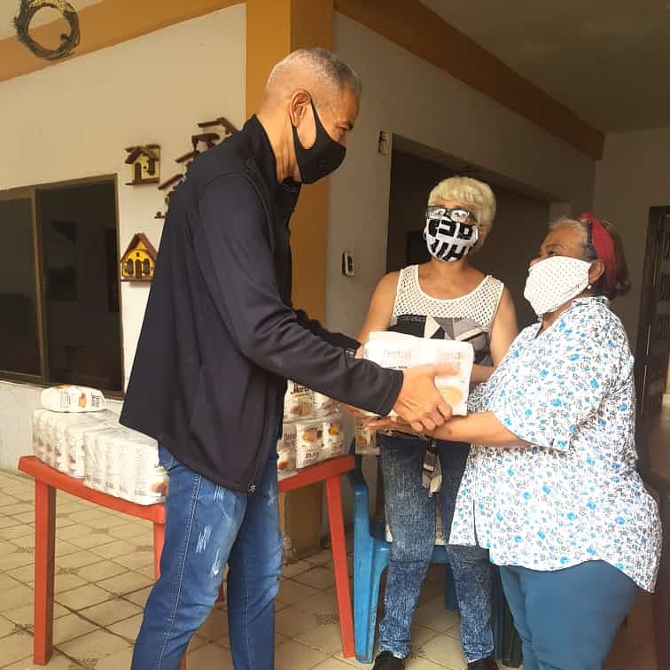 Durante la entrega de harina de trigo a la Prof. Deulys Salcedo y a todo el equipo chavista del sector el Pensil. Esta actividad se realiza en el marco de la solidaridad y el apoyo a la política alimentaria impulsada por el Pdte. Nicolás Maduro Moros #DonarPlasmaSalvaVidas
