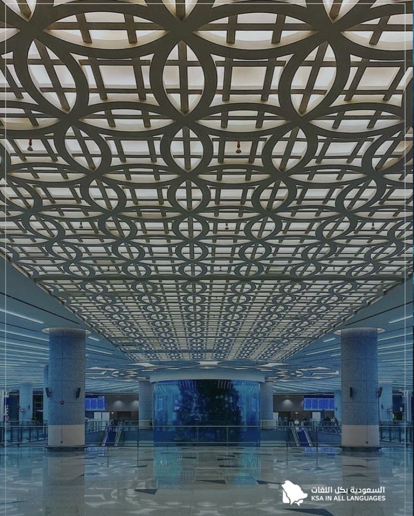 KSAinTR's tweet photo. Cidde Havaalanı,tasarımı Cidde'nin deniz ortamından esinlenen,dünyanın havalimanlarındaki en büyük akvaryuma sahiptir. 14 metre yüksekliğinde ve 10 metrekare çapındadır.Akvaryum yaklaşık 2000 deniz organizmasını ve Kızıldeniz balıklarının en ünlü 65 türünü içerir.
#SuudiArabistan https://t.co/OihsgMvpOm