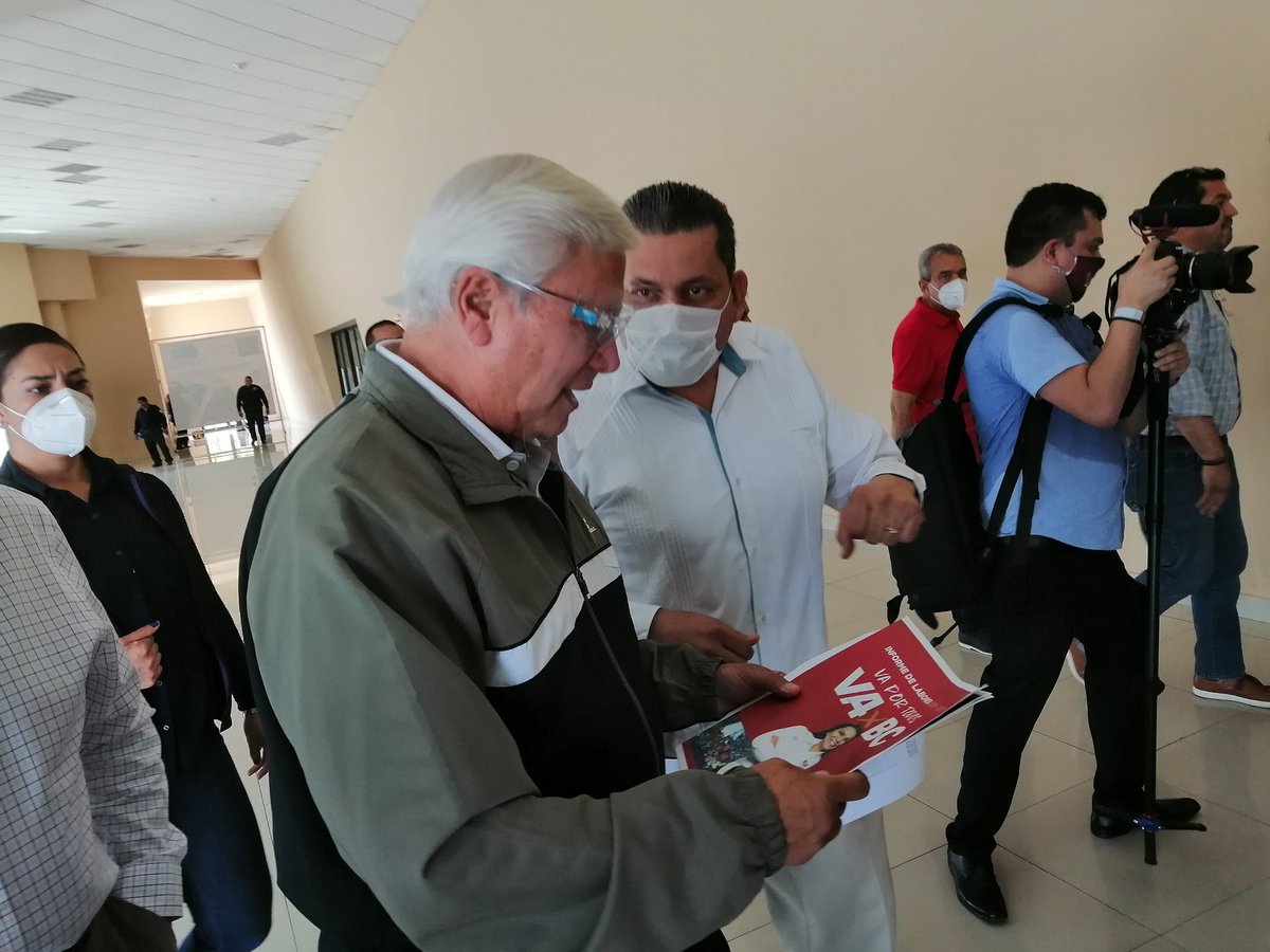 Eva04MexicaliBC's tweet photo. El gobernador @Jaime_BonillaV recibe nuestro impreso del Primer Informe de Labores de la XXIII Legislatura de Baja California. #Transformandoabc #VaxBC @congresobc https://t.co/ZptQb7ExRX