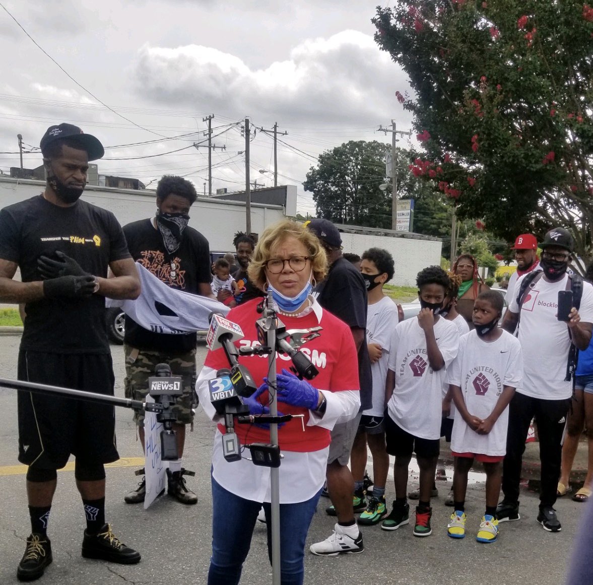 CLTMayor's tweet photo. I was happy to support Stephen Jackson, Rasheed Wallace, and Jeff McInnis today as they led 'A Call to Action March &amp; Rally'. Jackson &amp; Wallace joined together to visit communities with the hope of bringing awareness to the socioeconomic conditions of urban areas. #wclivesmatter https://t.co/HgXPhBhe8q