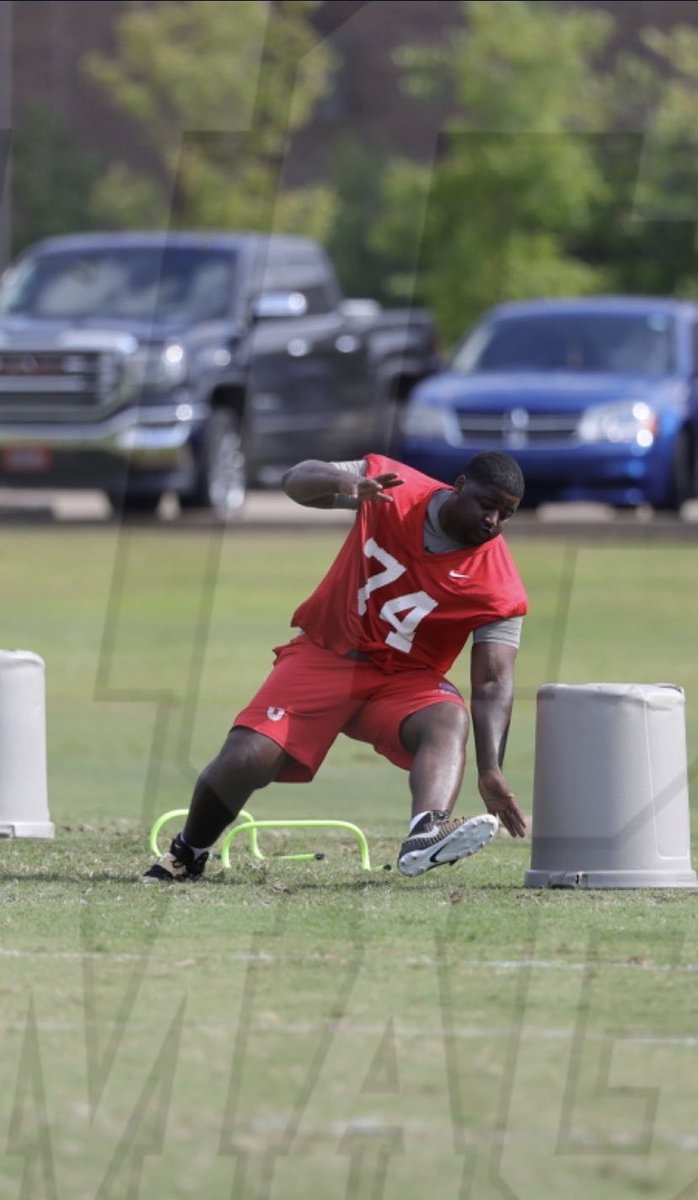 BE_LEGENDARY__'s tweet photo. The work of omega must and always will be done @Coach_Williams1 and @Coach_KPope take care of my lil BRO @Myrongreen47 

@EDGEASSASSINS 
#liftingasweclimb #cuttboy https://t.co/wZIzCDTqrw