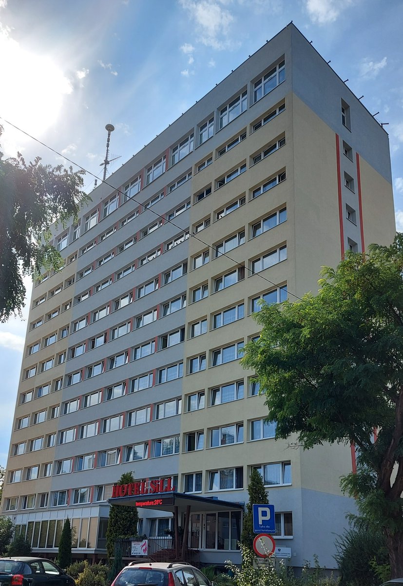 WarszawskiBlog's tweet photo. Z wizytą na osiedlu RSM ,,Armatury" 😎 Visit to 'Armatury' housing estate 😎 #armatury #rsm #osiedle #hotel #hotelsill #sklep #klubwiteź #urzędnicza #most #Kielce #estate #shop #estateclub #bridge #backtoprl https://t.co/c6EtSRT9mQ
