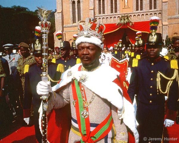 Thread sur Jean Bedel Bokassa, le tyran centrafricain. C’était l’un des dictateurs les plus affreux et les plus cruels, mais surtout l’un des plus mégalomanes, des plus hautains et des plus fantasques de l’histoire.
