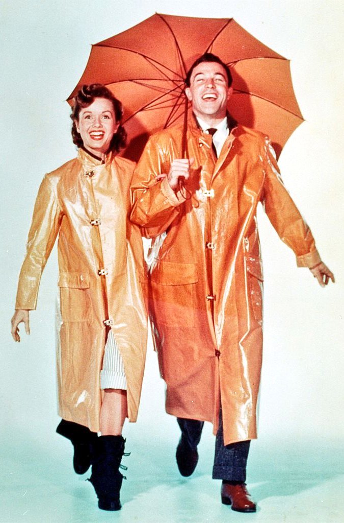 sin forzar. Los números musicales son la continuación de la acción."Singin' in the Rain" no es un musical, sino que es "EL MUSICAL".Supuso el triunfo de la fórmula desarrollada por Arthur Freed, Vincente Minnelli, Gene Kelly y Stanley Donen para la Metro, y su ruptura de los