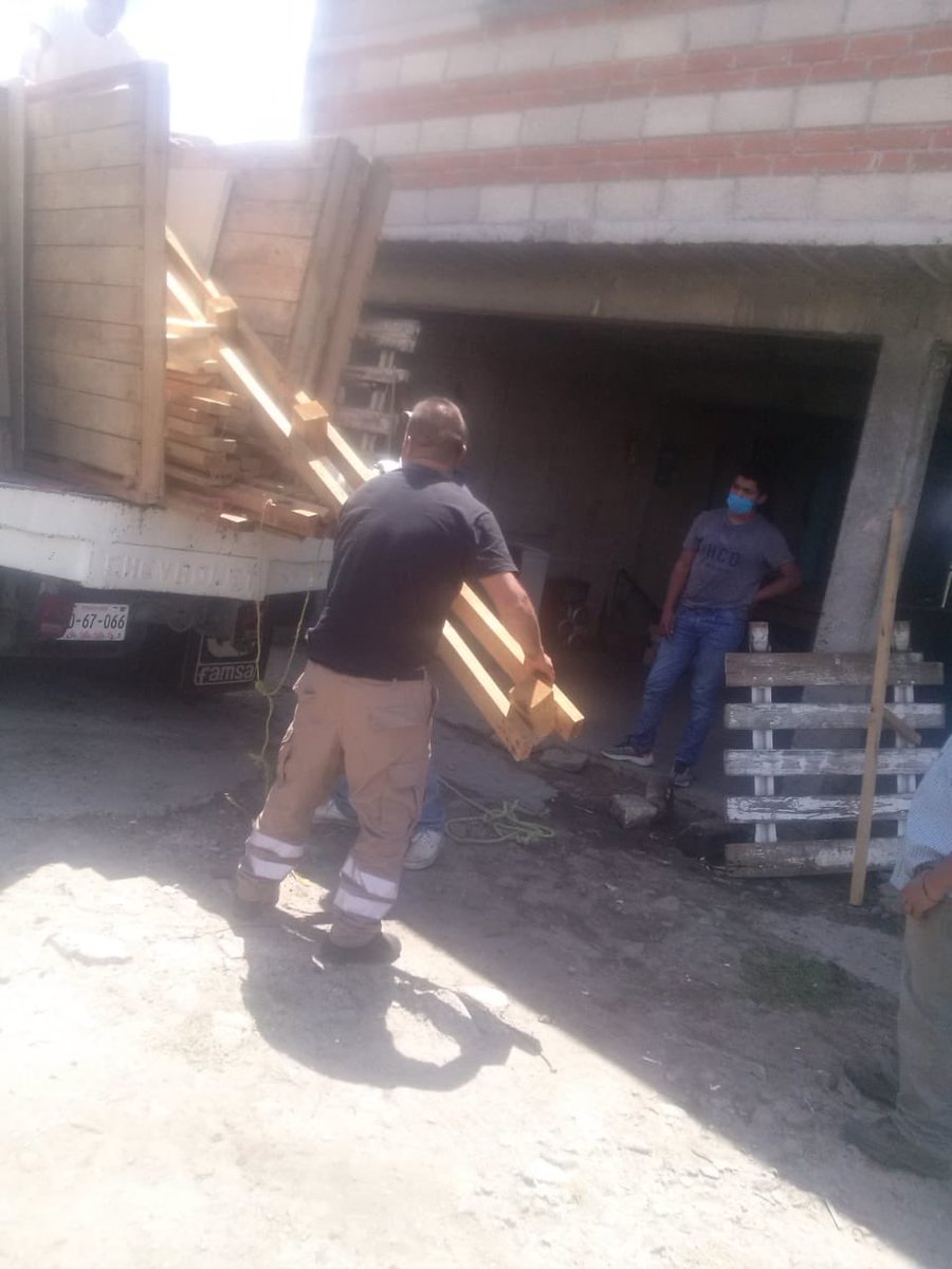 capmex_'s tweet photo. Nuestra profunda gratitud al Mpio de Atlacomulco, a su presidente Roberto Tellez y a los servidores públicos que se solidarizaron y resolver la entrega d las últimas 2 casas construidas por @TECHOmx y @capmex_  para damnificados del sismo y mudadas al Edomex a afectados por COVID https://t.co/6JZjwzXhD0