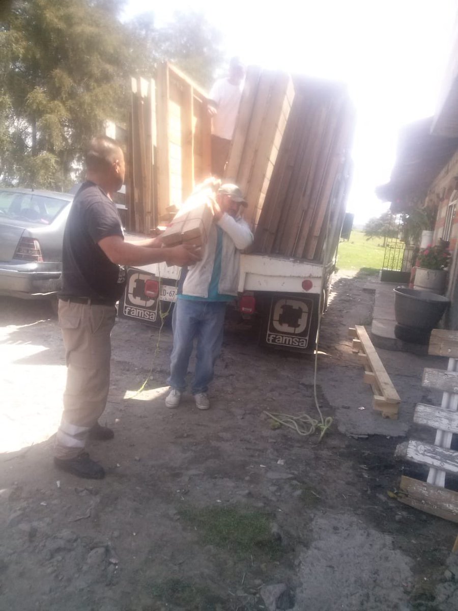 capmex_'s tweet photo. Nuestra profunda gratitud al Mpio de Atlacomulco, a su presidente Roberto Tellez y a los servidores públicos que se solidarizaron y resolver la entrega d las últimas 2 casas construidas por @TECHOmx y @capmex_  para damnificados del sismo y mudadas al Edomex a afectados por COVID https://t.co/6JZjwzXhD0