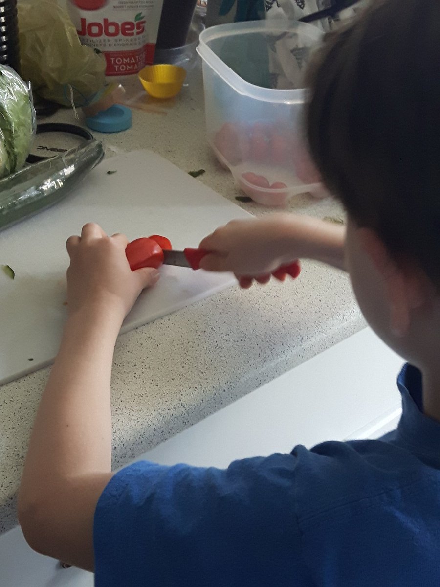 Mag88958173's tweet photo. #kidsinthekitchen https://t.co/Z9VAKN37h4