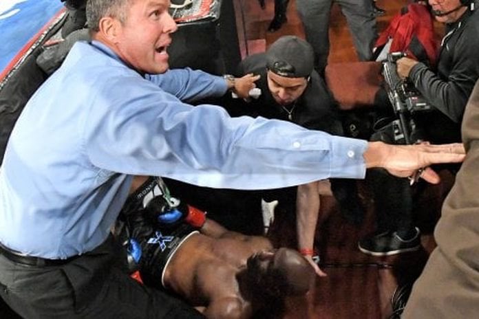 camilo_zamora's tweet photo. Joe Smith Jr terminó knockeando y lanzando fuera del ring a Bernard Hopkins en 2016. Esta noche estuvo a centímetros de terminar con Eleider Álvarez también fuera del cuadrilátero #Dato #AlvarezSmithJr 🥊 https://t.co/bgnM0OaR1j