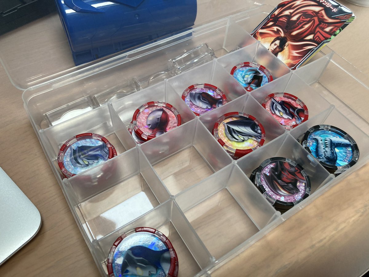 さとふみ ウルトラメダルの収納にダイソーのアクセサリーケース 買って正解だった アクセスカードも隙間に挟めてキズが付かないし ガシャポンのスタンドも収納できるし さとふみ ウルトラメダルの収納にダイソーのアクセサリーケース 買って正解だった アクセスカードも隙間に挟めてキズが付かないし ガシャポンのスタンドも収納できるし
