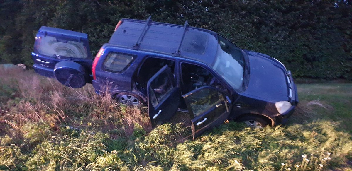 WiltsRuralCrime's tweet photo. #OpArtemis incident at 2030hrs 22/08/20 on the A4 #Beckhampton. 4 x persons decamped from this vehicle whilst trying to evade one of the RCT units. If you witnessed the incident please contact our team via 101 #OpGalileo #harecoursing https://t.co/FwseV8gUPN