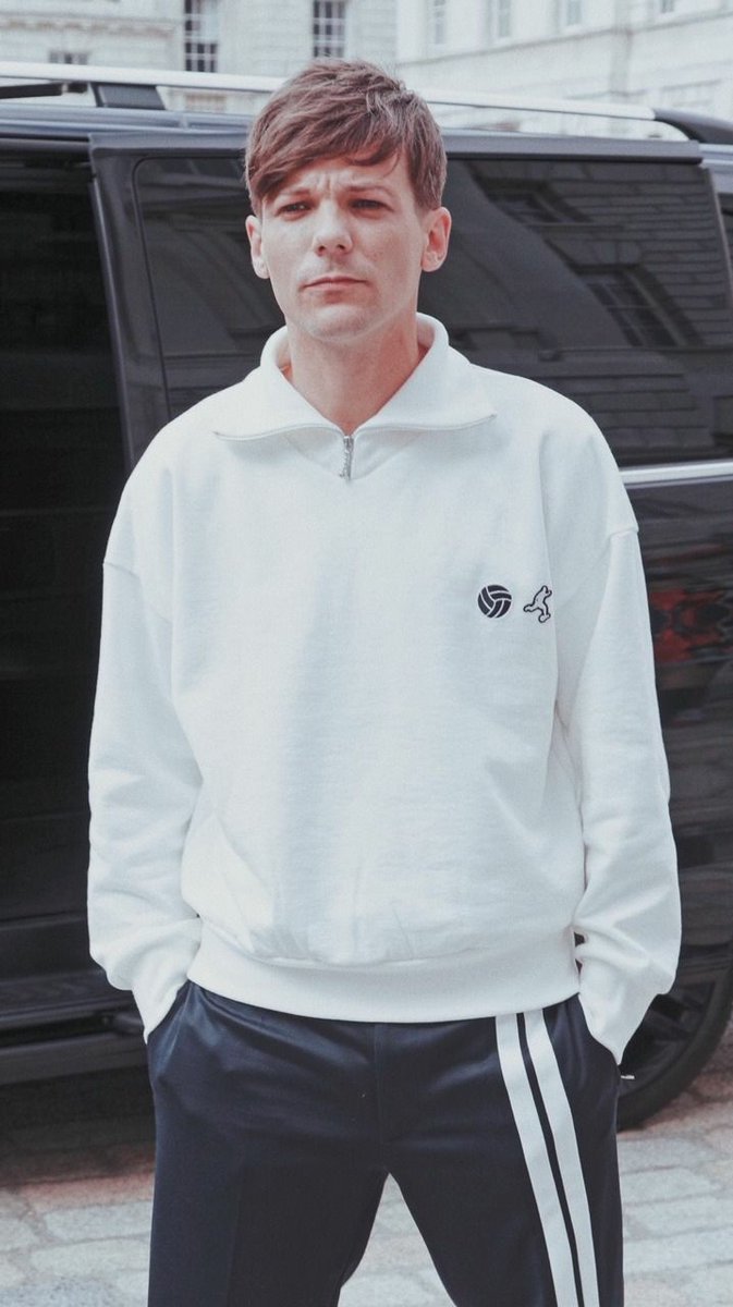 ₊˚✧ ₊˚✧ Louis Tomlinson usando buzos a necessary thread ₊˚✧ ₊˚✧