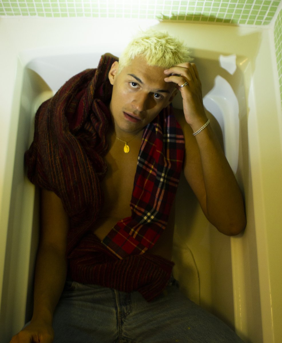 WarnerMusicArg's tweet image. [FIEBRE DE SÁBADO POR LA NOCHE] Escuchá a @omarapollo haciendo #Stayback en tu plataforma favorita, subí el volumen y ponete en clima 💎💫 omarapollo.lnk.to/stayback