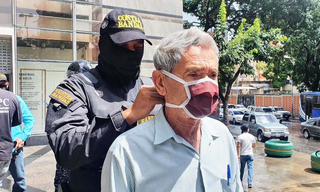 Vocación de servicio nos guía a cumplir nuestra noble misión.
Tal y como lo expresa el himno de la Policía Científica en su tercer párrafo. 
Aplausos de pie para ese digno pesquisa. 
#Cicpc.