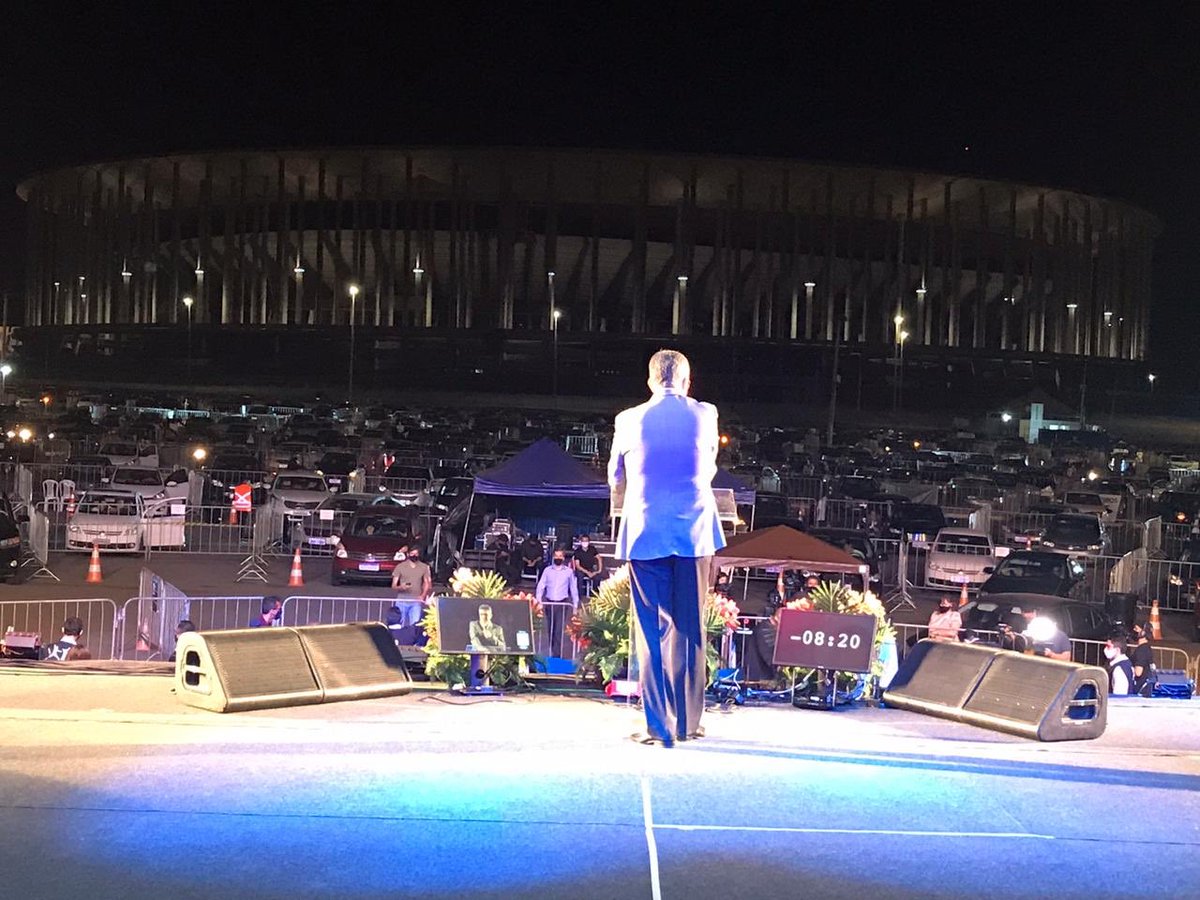 prertonkohler's tweet photo. Tremendo culto estilo drive-in solidário. 1.500 carros e milhares de pessoas em duas sessões. Distanciamento social, protocolos  de saúde, cestas básicas, Quebrando o Silêncio, louvor, oração, batismos e a mensagem da Palavra de Deus. Inspirador! Obrigado @AdventistasBsB. https://t.co/prp9sHOxOb