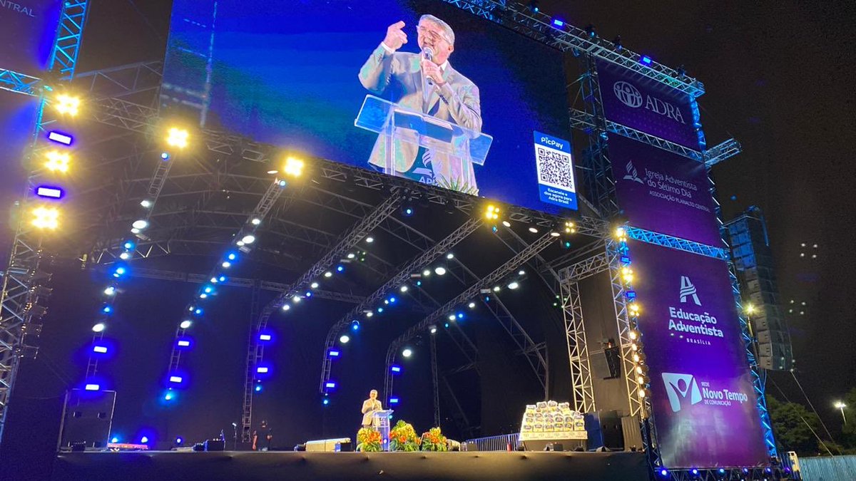 prertonkohler's tweet photo. Tremendo culto estilo drive-in solidário. 1.500 carros e milhares de pessoas em duas sessões. Distanciamento social, protocolos  de saúde, cestas básicas, Quebrando o Silêncio, louvor, oração, batismos e a mensagem da Palavra de Deus. Inspirador! Obrigado @AdventistasBsB. https://t.co/prp9sHOxOb