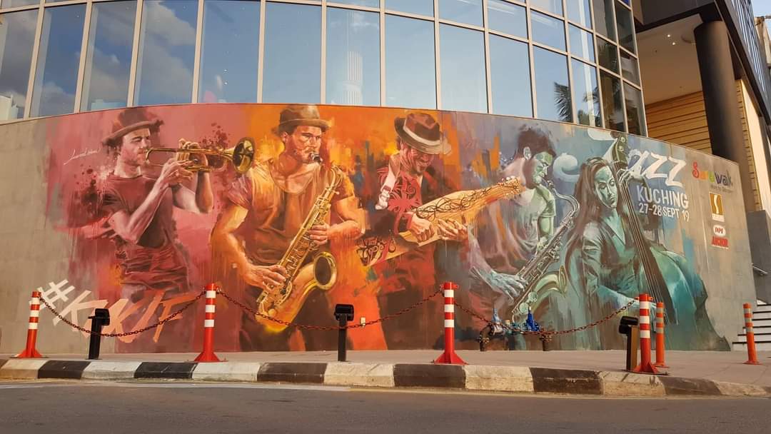 So let me introduce Leonard Siaw, Muralist from Kuching. Siapa yang pernah datang ke Kuching atau menetap di Kuching mesti pernah tengok salah satu art beliau.Pic from  https://www.facebook.com/siawtistic/ 