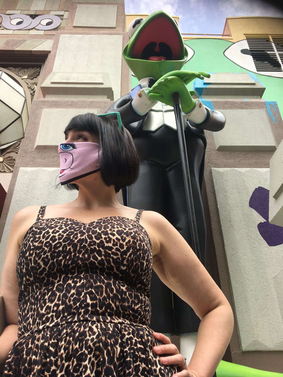 WatchRO_ST's tweet photo. Marcy Renee is modeling her new Miss Piggy mask! #wearamask #muppetstyle https://t.co/17rQe5vDj8