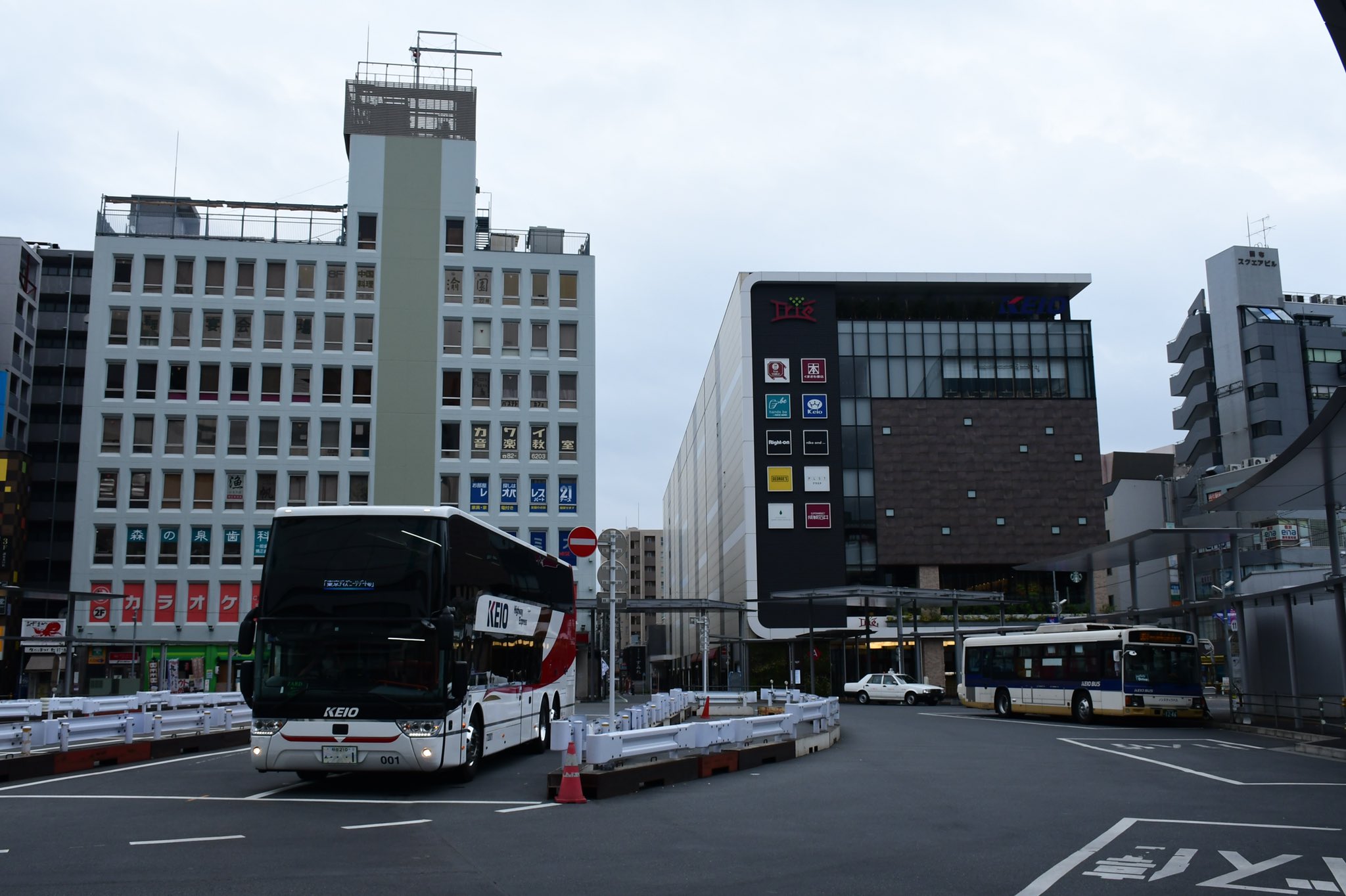 Uzivatel なお きまぐれ撮影 旅行記 Na Twitteru 8 23 調布駅北口 京王バスアストロメガの東京ディズニー リゾート行き高速バス まさか調布駅に二階建てバスが来るようになるとはねぇ 京王バス東 アストロメガ T Co Hdcck02aiq Twitter