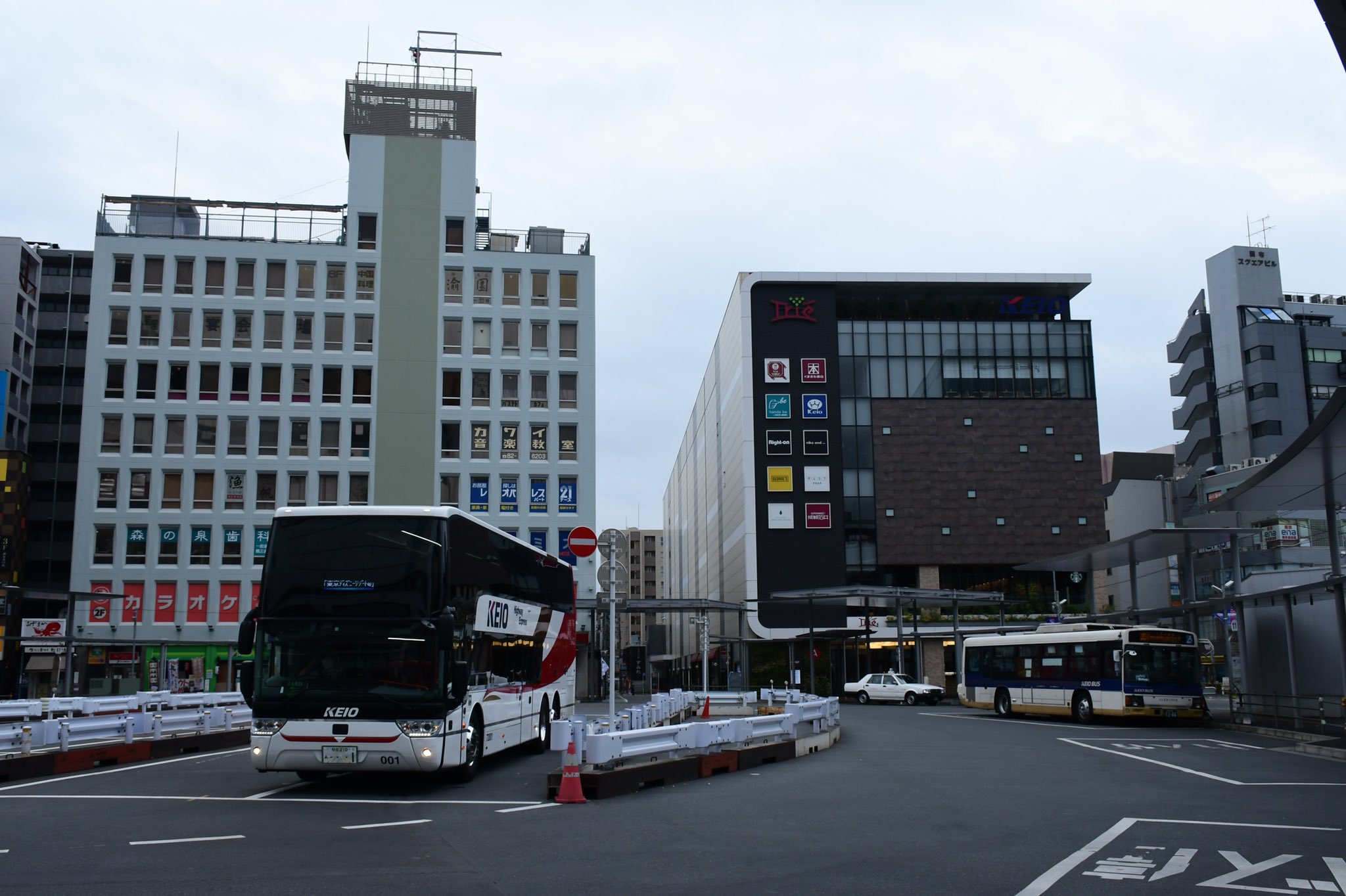 なお きまぐれ撮影 旅行記 8 23 調布駅北口 京王バスアストロメガの東京ディズニーリゾート行き高速バス まさか 調布駅に二階建てバスが来るようになるとはねぇ 京王バス東 アストロメガ T Co Hdcck02aiq Twitter