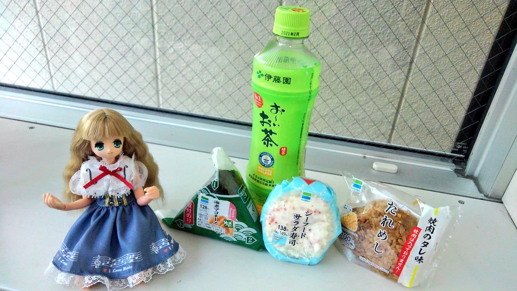 bakenyan21's tweet photo. ドールオフ会in大阪、Doll Forestaにて、昼タイム。
#はらぺころん に供物を捧げよ!
撮影ブースに合わせてシーフードサラダ寿司と、エビマヨをチョイス。
…焼肉のタレ味は個人的な趣味w
「焼肉!焼肉!!」
(どんつく🎵どんつく🎵)
#DOF11 https://t.co/3vwha3palL