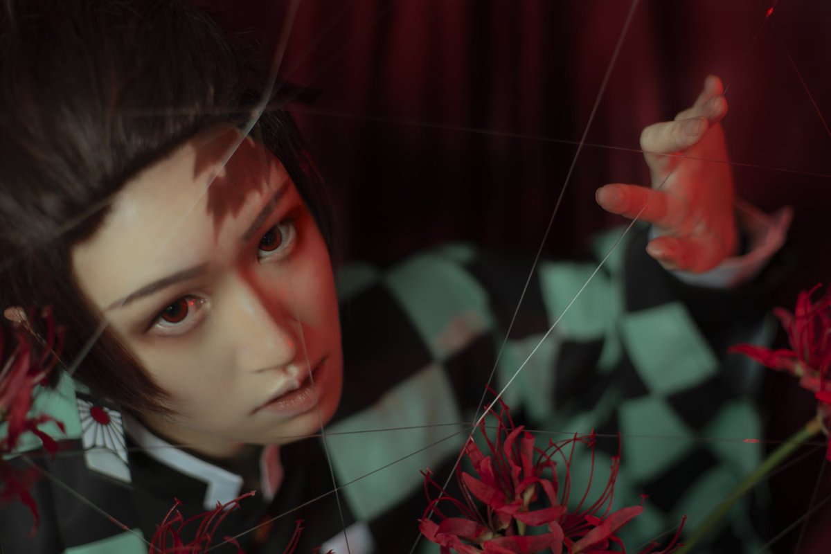 Cinohrui's tweet photo. [ 竈門 炭治郎 ]

📷 &amp;💪🏻: @cryptidcorvo + @twovinesart
Earrings &amp; editing: @Cinohrui 
#tanjiro #DemonSlayer #kimetsunoyaiba #cosplay https://t.co/rMPjYqW6nL
