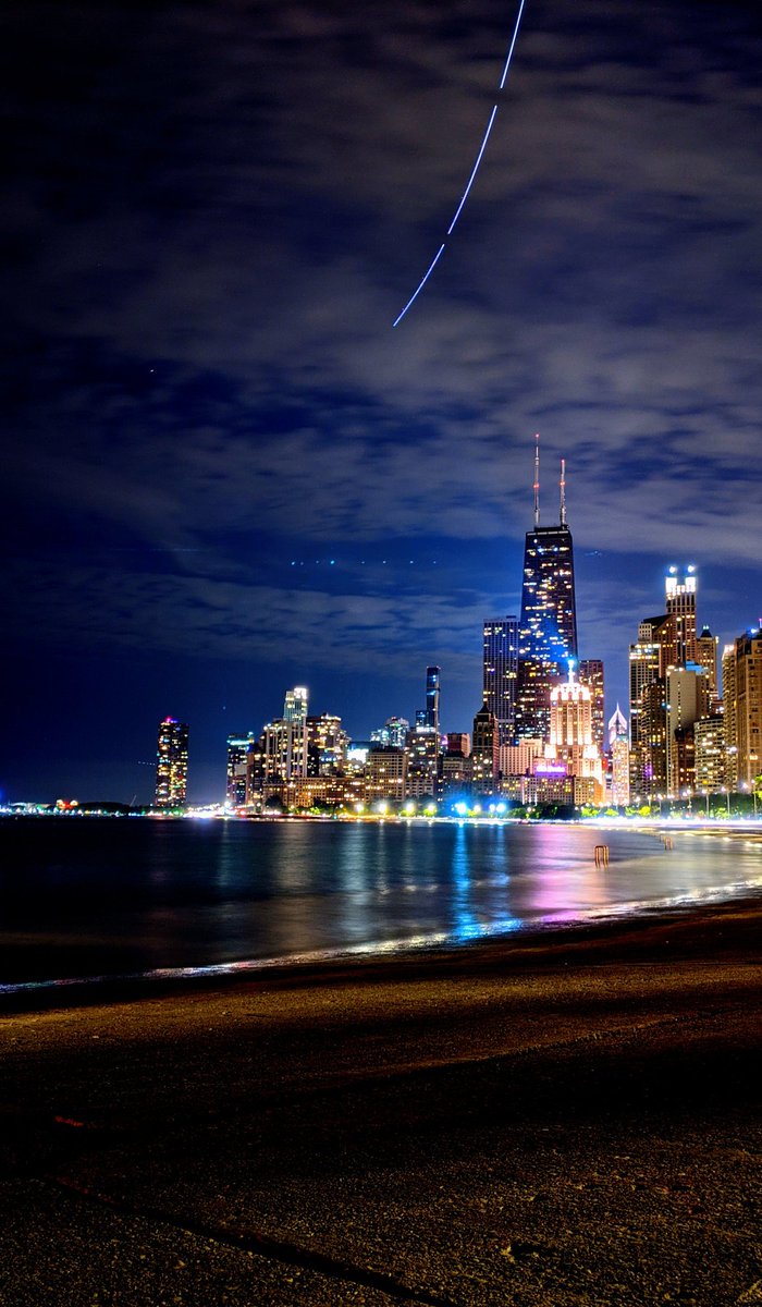 First night run in some time, but it seems like #chicago hasn't skipped a beat. Boats, cars, bikes, helicopters, planes, stars, people. #allofthelights  #lighttrail #longexposure #lakemichigan #lakeshore #chistrong #nightrun