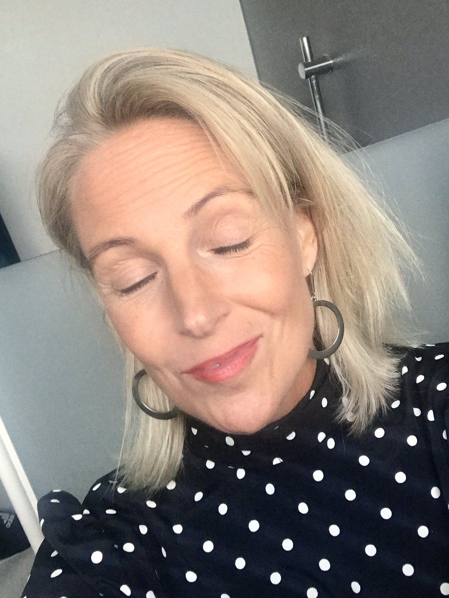 QueenEdn's tweet image. Hade 50-årsfest. Blev trött. Å glad. Å rörd. Å lycklig. Å trött. Go natt.
#thisis50 #50party #fab50 😴