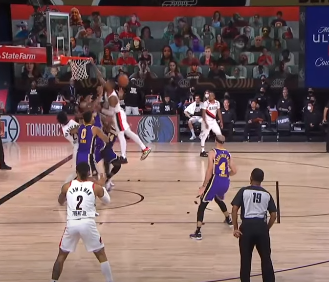 【影片】太狠了！Lillard突破詹姆斯，面對一眉哥就是要隔扣，慘遭大火鍋伺候！-黑特籃球-NBA新聞影音圖片分享社區