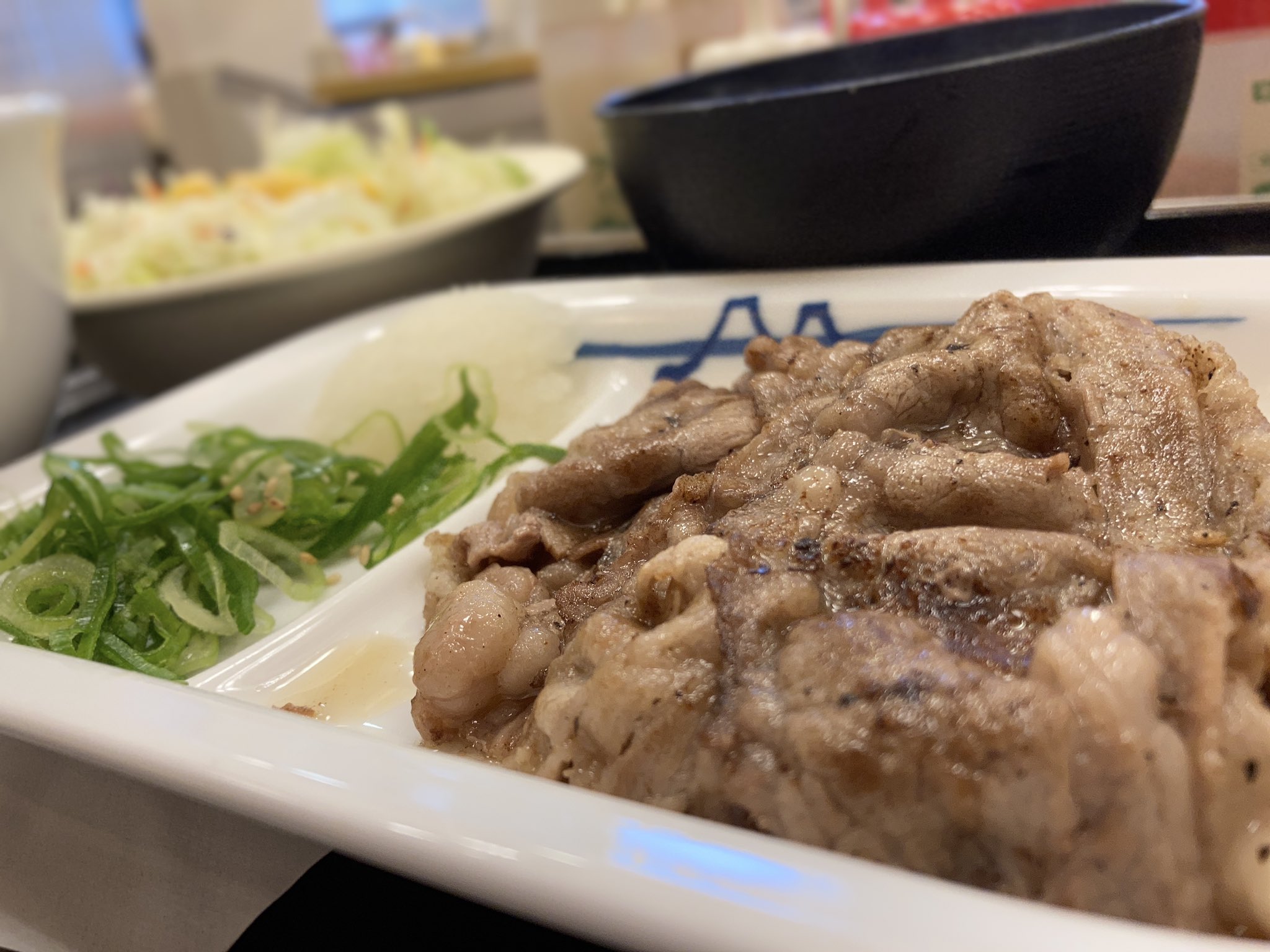 公式 松屋 今日のランチは牛焼肉定食 松屋の最長老メニューです バーベキューソースで大根おろしを巻いて食べるのがお気に入りです 皆さんのお気に入りの食べ方ありますか 牛焼肉定食 T Co Fi4bsm7udm Twitter