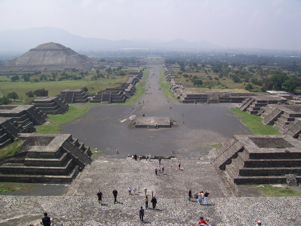 We're going to a place I would love to be able to really visit tonight, the amazing Teotihuacan. It's the largest pre-Columbian city in Mexico. It has 3 famous pyramids, the Pyramid of the Sun, the Pyramid of the Moon & the Temple of the Feathered Serpent, in that order below.