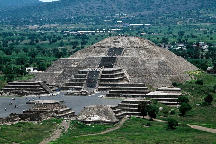 We're going to a place I would love to be able to really visit tonight, the amazing Teotihuacan. It's the largest pre-Columbian city in Mexico. It has 3 famous pyramids, the Pyramid of the Sun, the Pyramid of the Moon & the Temple of the Feathered Serpent, in that order below.