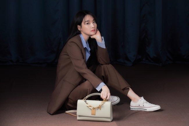 PH_ShinMinAh's tweet photo. [Photo] Shin Min Ah for COURONNE 💖 https://t.co/NR0MTAh9HK