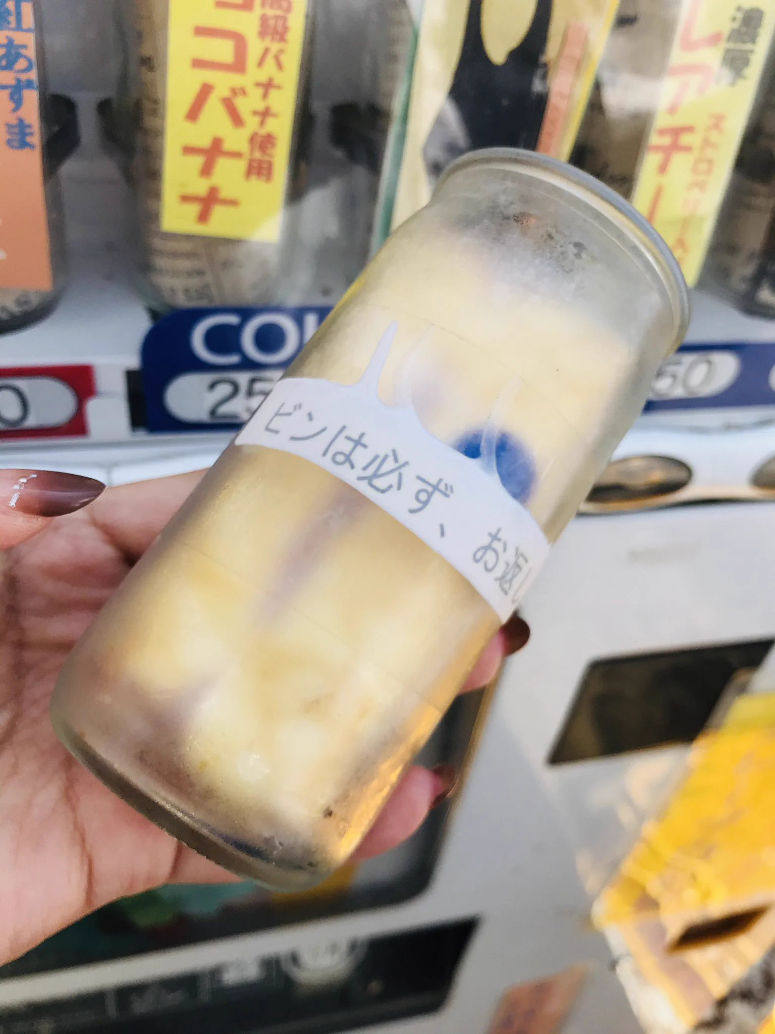 自動販売機で売られているのは飲み物だけじゃない！クレープの自動販売機が話題に！