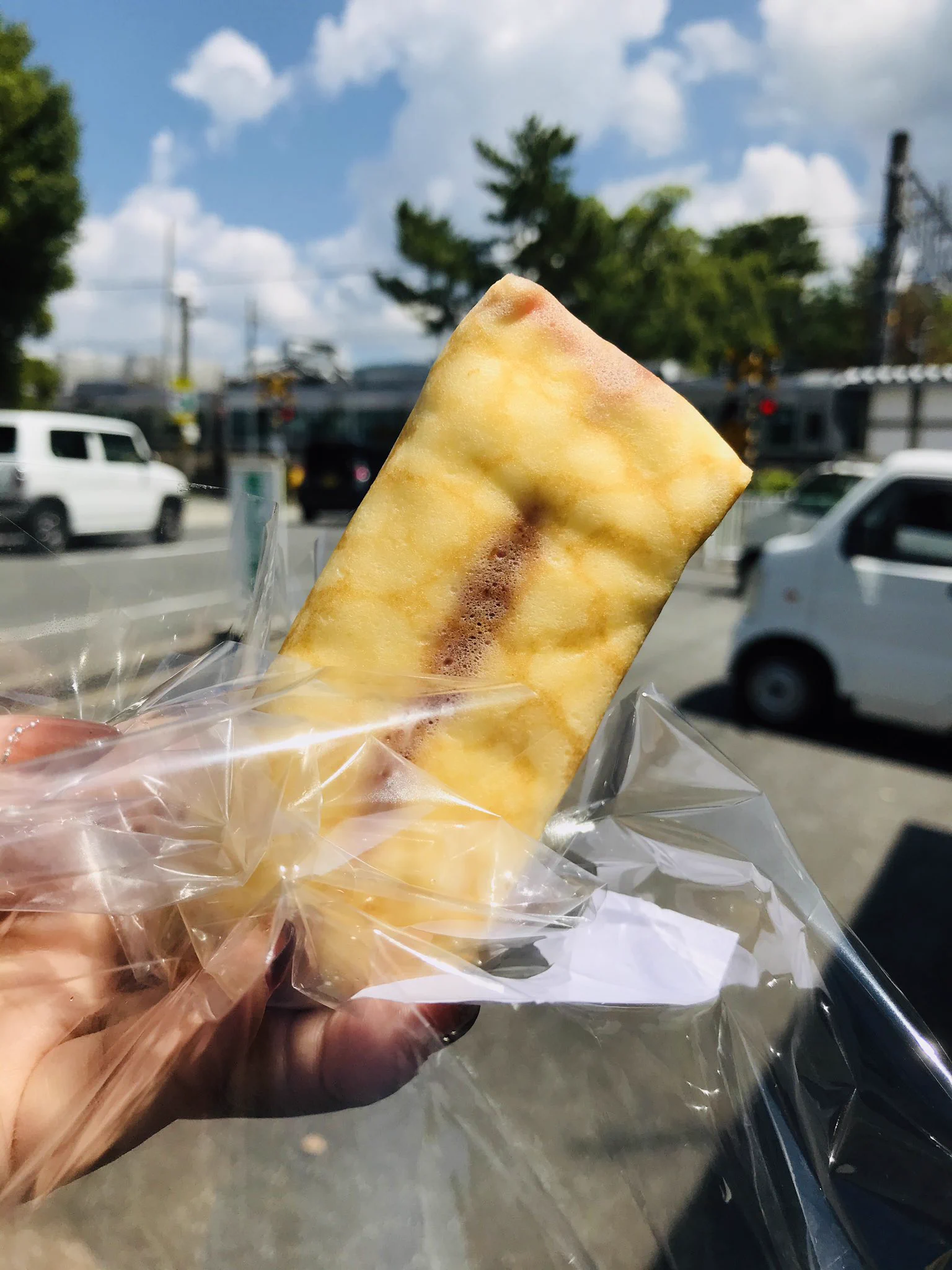 自動販売機で売られているのは飲み物だけじゃない！クレープの自動販売機が話題に！