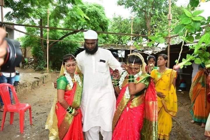 rajanna_rupesh's tweet photo. ಇದ��್ಲವೇ ನಿಜವಾದ  ಭವ್ಯ ಸಮಾಜ..

ಹಿಂದೂ ಸಮುದಾಯದ ಇಬ್ಬರು ಹೆಣ್ಣು ಮಕ್ಕಳನ್ನು ಅವರ ಇಚ್ಛೆಯ ಪ್ರಕಾರ ಜೀವಿಸಿ ಅವರ ಹಕ್ಕುಗಳನ್ನು ಅವರಿಗೆ ನೀಡಿ ಅವರ ತಂದೆಯ ಸ್ಥಾನದಲ್ಲಿ ನಿಂತು ಮದುವೆಯ ಪುಣ್ಯ ಕಾರ್ಯ ನಿರ್ವಹಿಸಿದ ಭಾಯ್ 💕
ಸತ್ಕರ್ಮಗಳನ್ನು ಮಾಡುತ್ತಲೇ ಇರಿ ಅವರು ಯಾವುದೇ ಸಮುದಾಯದವರಿರಲಿ🙏
ಮನುಷ್ಯತ್ವ ಮಾತ್ರವೇ ದೇವರು ಮೆಚ್ಚುವ ಧರ್ಮ https://t.co/RbVBcCSaOA