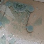 80㎏を超えると爆発する体重計？おしゃれな体重計が粉々に…