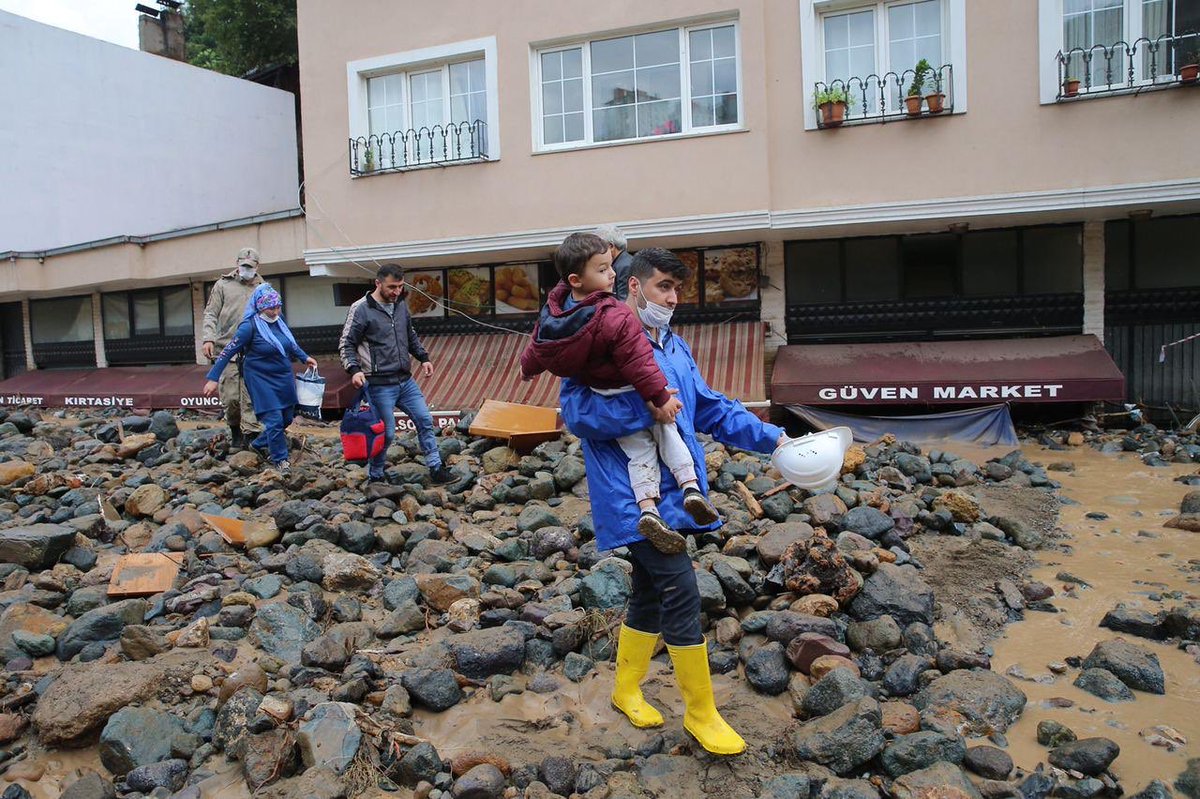 Acımız neredeyse canımız orada çok geçmiş olsun #Giresun vatandaşlarımız ve şehidimiz için milletimizin başı sağ olsun.. Rabbim milletimizi afetlerden belalardan muhafaza etsin inşallah..