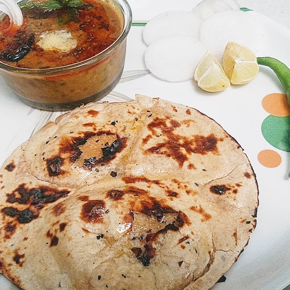 freedyfood's tweet photo. Daal makhni naan typs chapati 
Onion green chilli for lunch🥘😋
#makhanidal #amulbutter #sodelhi #foodaholic #makhanidaal #breakfastclub #delhi #ricedhaba #foodilicious #rajmachawallovers #healthyluchideas #garnishing #thebhaat #breakfastideas #healthyluch #yummylapeta# https://t.co/ztyjaFZqcc