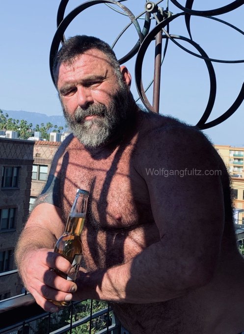 Any piss enthusiasts? I’m on beer #4. Bladder is full! Open wide Son! https://t.co/jV2bQ5Pxqb #hairybears