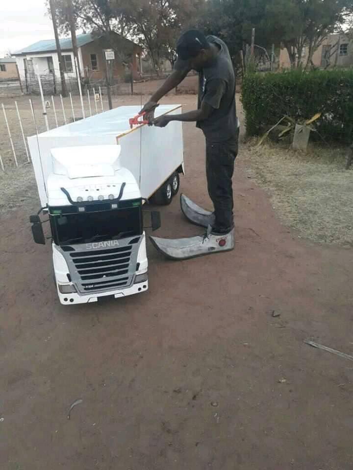 Sanele_NZ's tweet photo. This guy is creative. This truck looks real. 🙌🏾 https://t.co/DY3bHrheGj