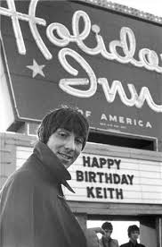 crockpics's tweet photo. Keith Moon in front of the Holiday Inn sign in Flint, Michigan celebrating his 21st Birthday. He would later drive a car in to the hotel pool, August 23, 1967. https://t.co/IuKubCnBgt