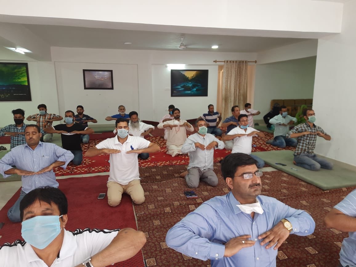 Gurudev's tweet photo. Doctors &amp; health workers from various districts of Jammu &amp; Kashmir, who are fighting against the COVID pandemic, underwent the @artofliving’s Meditation &amp; Breath workshop. https://t.co/7BNC2EO5Fb