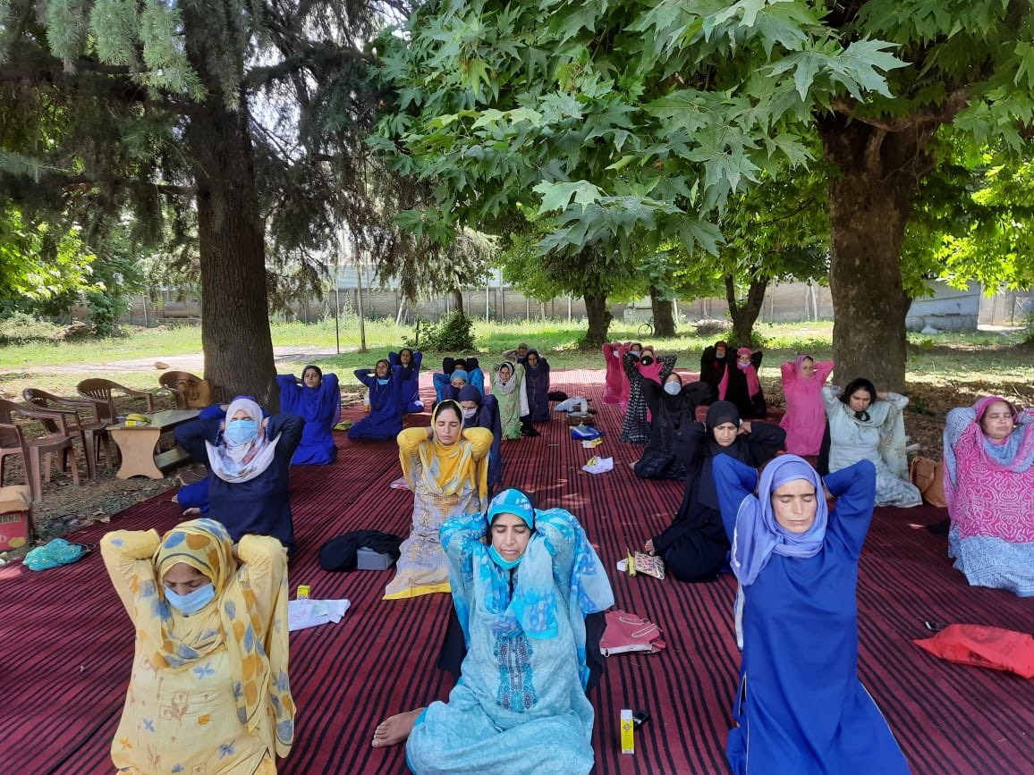 Gurudev's tweet photo. Doctors &amp; health workers from various districts of Jammu &amp; Kashmir, who are fighting against the COVID pandemic, underwent the @artofliving’s Meditation &amp; Breath workshop. https://t.co/7BNC2EO5Fb